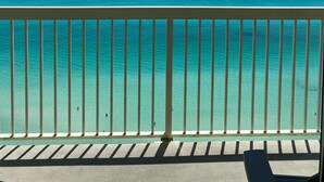 Un balcó amb vista a l'oceà.