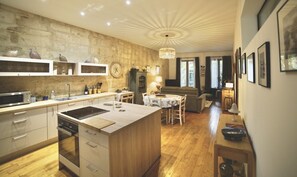 Fridge, microwave, oven, stovetop - Apartment located in the heart of the Historic City, 50m from Place aux Herbes (Uzès)