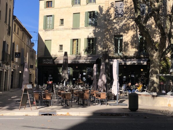 Outdoor dining - Apartment located in the heart of the Historic City, 50m from Place aux Herbes (Uzès)