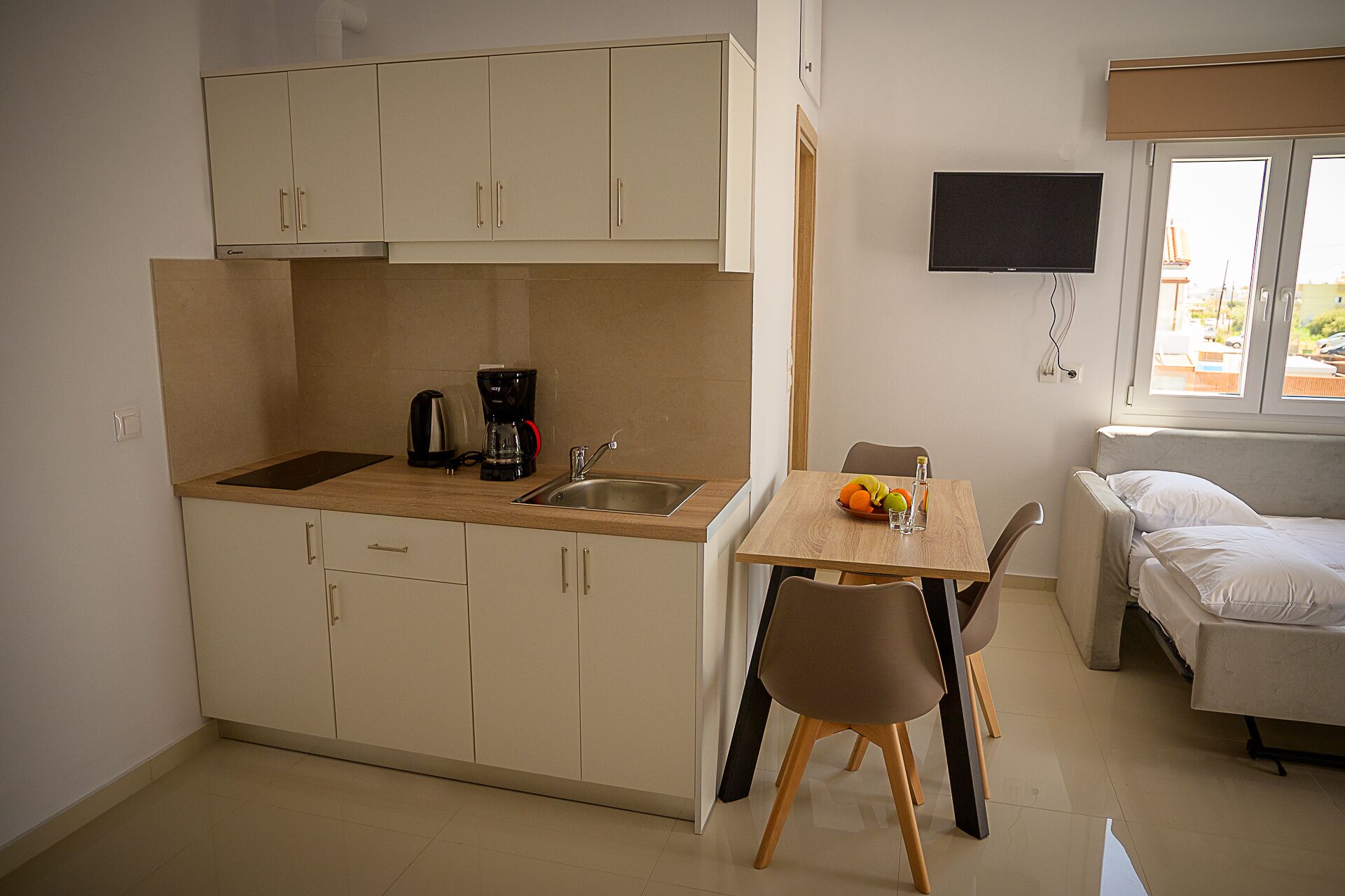 Kühlschrank, Wasserkocher mit Kaffee-/Teezubehör, Wasserkocher