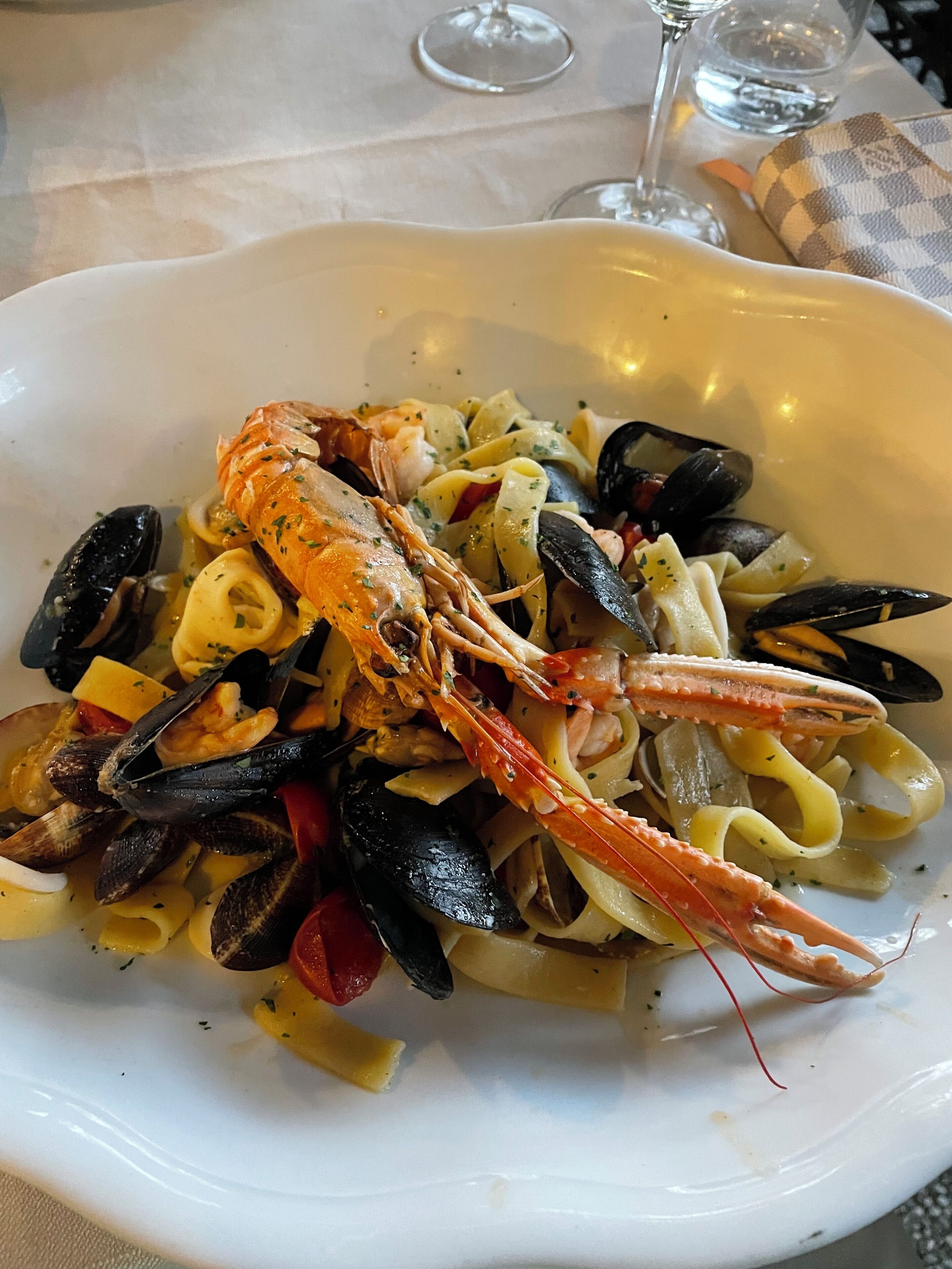 Un plato de pasta con mariscos en un bol.