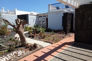 المنطقة المحيطة بالمنشأة