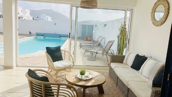 Una piscina al aire libre, una piscina climatizada