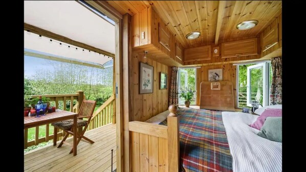 1 bedroom, bed sheets