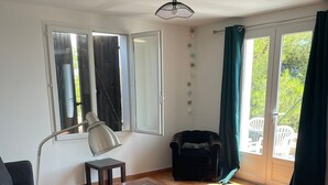 A living room with a sofa, a coffee table, a lamp, and a drum. - T5 house overlooking Toulon harbour with swimming pool (Le Revest-les-Eaux)
