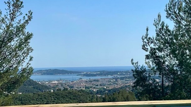 A swimming pool with a view of a coastal cityscape and hills. - T5 house overlooking Toulon harbour with swimming pool (Le Revest-les-Eaux)