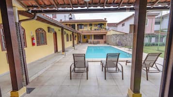 2 piscinas externas, funciona das 10h às 20h, guarda-sóis