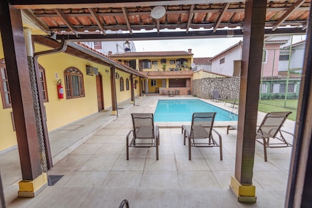 2 piscinas al aire libre, sombrillas, sillones reclinables de piscina
