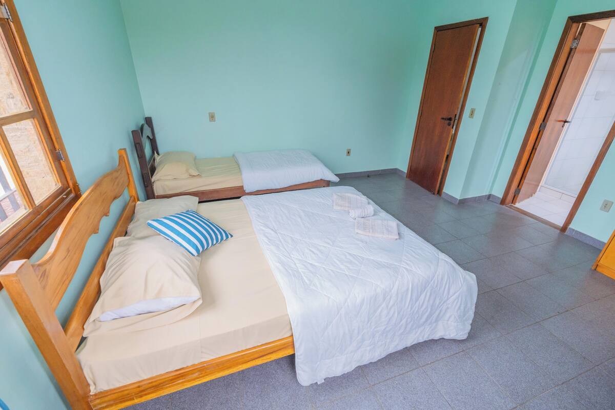 Deluxe Triple Room | Desk, laptop workspace, free WiFi, bed sheets