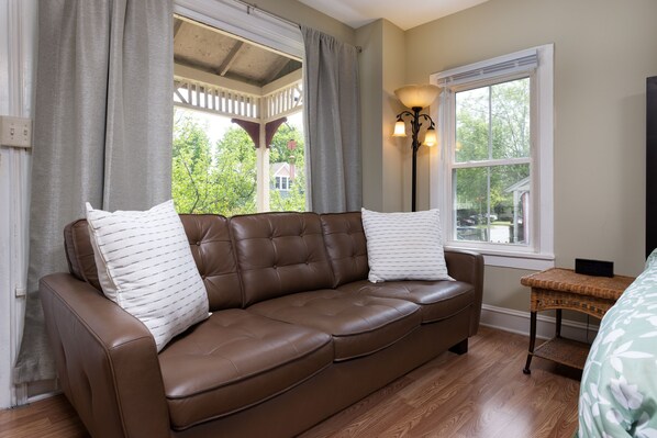 Smart TV - Beautiful studio apartment in Saratoga - short walk to downtown (Saratoga Springs)