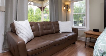 Beautiful studio apartment in Saratoga - short walk to downtown