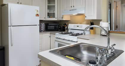 Beautiful studio apartment in Saratoga - short walk to downtown