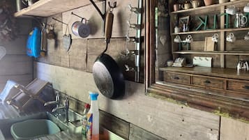 Cabaña | Cocina privada | Refrigerador, horno, parrilla de estufa y tetera eléctrica
