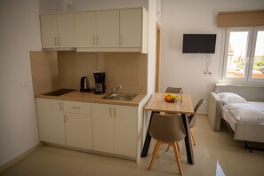 Køleskab, kogeplade, kaffe-/temaskine, elkedel