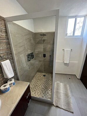 シャワー、ヘアドライヤー、タオル、石鹸