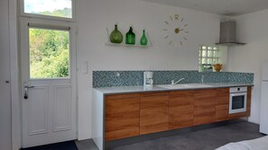 Een koelkast, een oven, een kookplaat, een vaatwasser