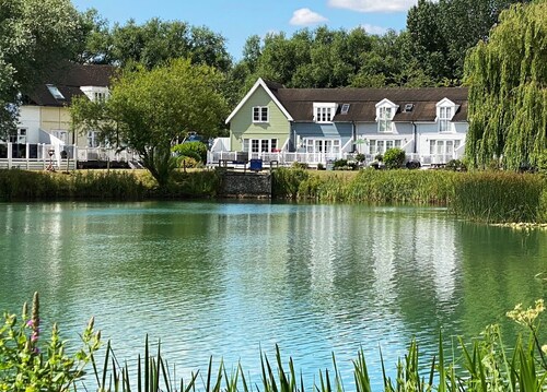Luxury lakeside lodge with Hot Tub, Kayak and BBQ
