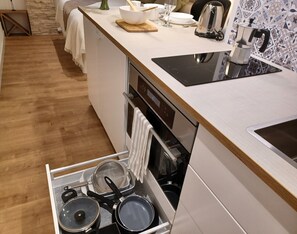Réfrigérateur, four à micro-ondes, un four, surface de cuisson