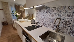 Frigorifero, microonde, forno, piano cottura