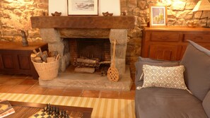 Fernseher, Kamin, Bücher