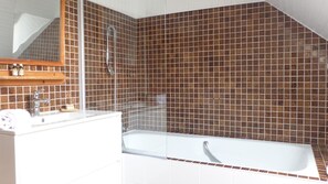 Baignoire, sèche-cheveux, serviettes fournies