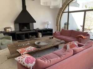 TV connectée, cheminée, livres