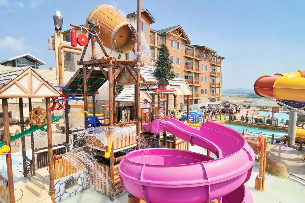 Indoor Water Park! Smoky Mts! Golfing! Family Fun!