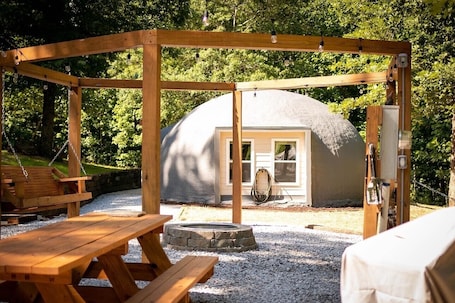 Outdoor dining. Hobbit Hideaway - Do Something Different!