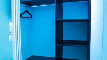 Tabla de planchar con plancha, wifi gratis y ropa de cama