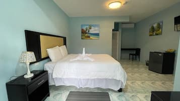 Habitación Deluxe, 1 cama Queen size | Tabla de planchar con plancha, wifi gratis y ropa de cama