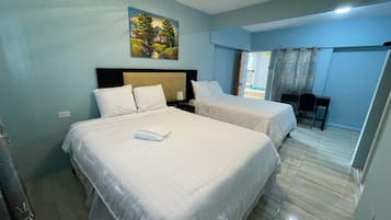 Tabla de planchar con plancha, wifi gratis y ropa de cama