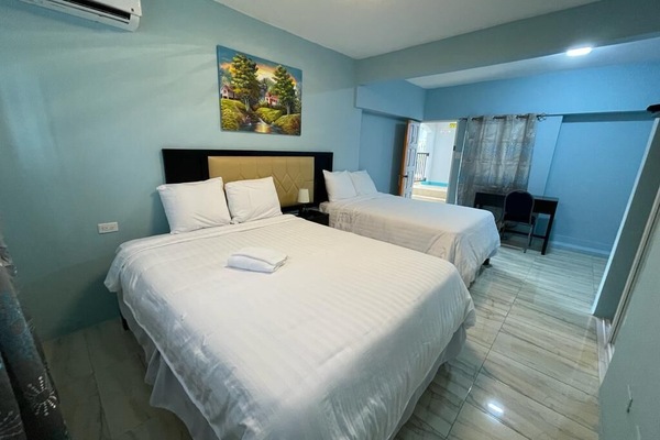 Tabla de planchar con plancha, wifi gratis y ropa de cama