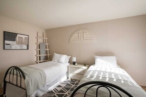 2 bedrooms, in-room safe, desk, iron/ironing board