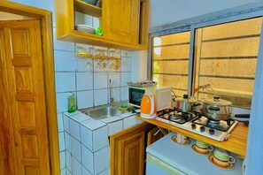 Geladeira, chaleira elétrica, talheres/pratos/utensílios de cozinha