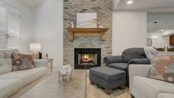 TV connectée, cheminée, jeux vidéo, livres