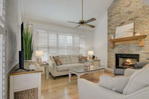 Coastal Style Townhome next to Golf Course - Sleeps up to 8