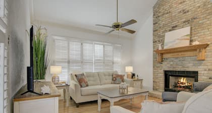 Coastal Style Townhome next to Golf Course - Sleeps up to 8