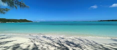 Na praia, espreguiçadeiras, toalhas de praia
