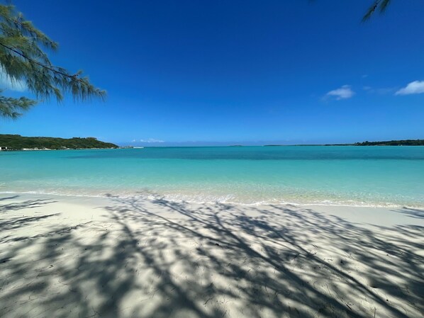 Rannalla, aurinkotuoleja, rantapyyhkeitä