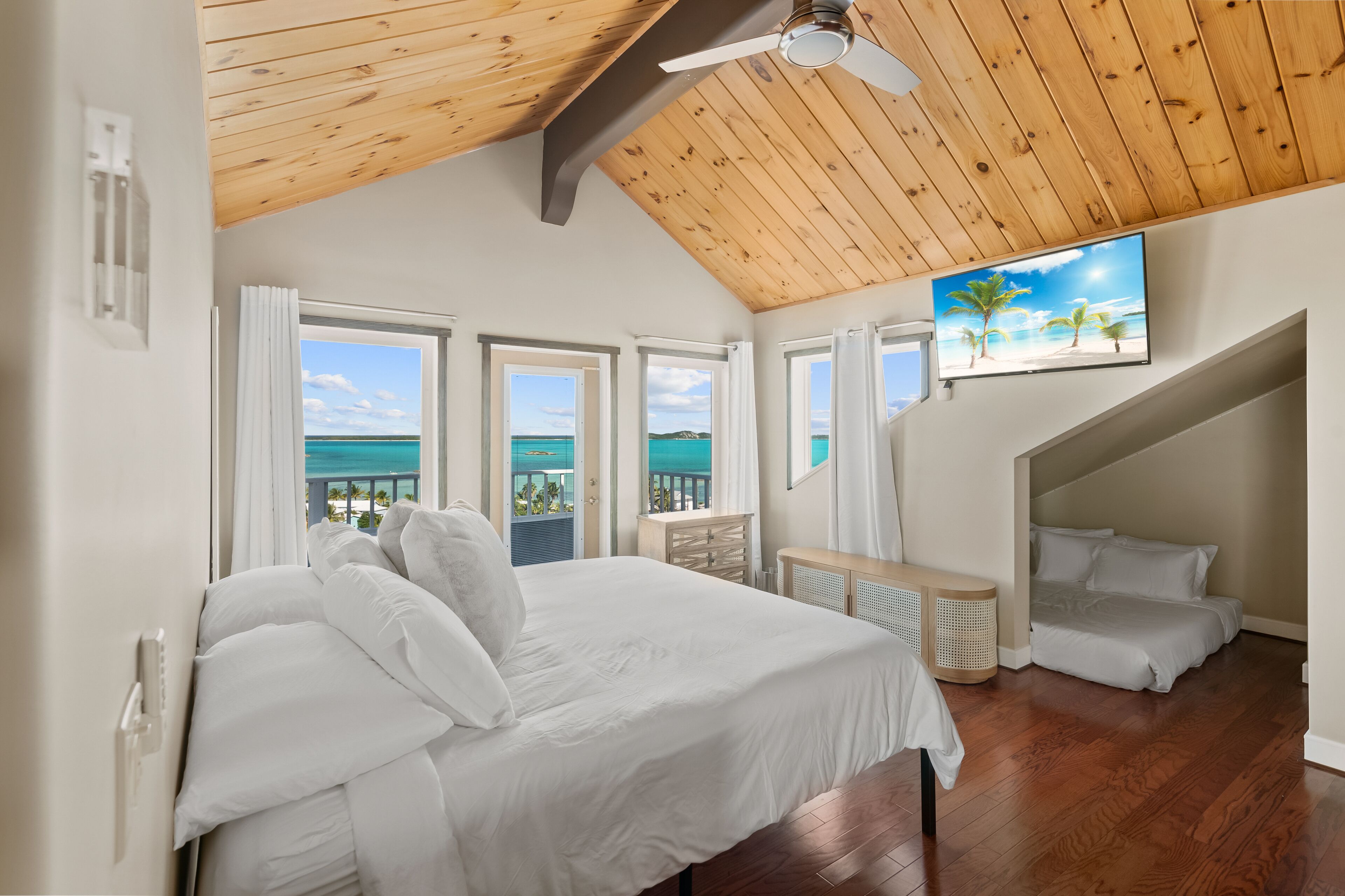 7 soveværelser, pengeskab på værelset, skrivebord, strygejern/strygebræt