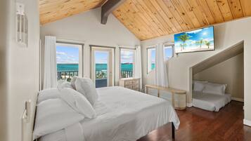 7 makuuhuonetta, tallelokero huoneessa, työpöytä, silitysrauta/-lauta