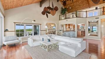 Smart TV, livros, biblioteca musical, aparelho de som