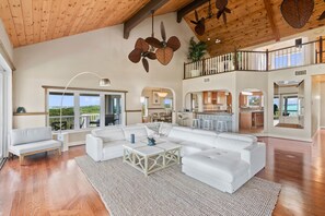 TV connectée, livres, médiathèque, chaîne hi-fi