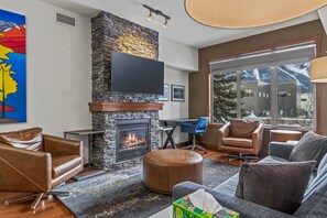 Smart TV, fireplace, video games - Blissful Mountain Condo - Cedar Sauna, Pool and Hot Tub, Views and Gym (Canmore)