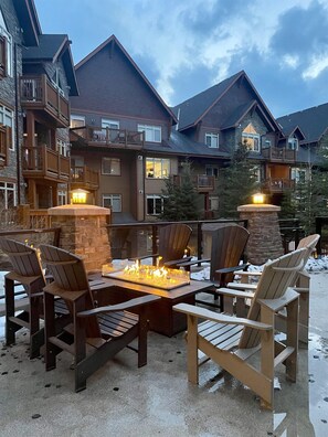 Outdoor dining - Blissful Mountain Condo - Cedar Sauna, Pool and Hot Tub, Views and Gym (Canmore)