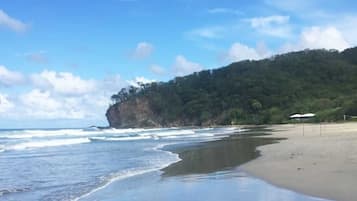 En la playa, camastros y toallas de playa
