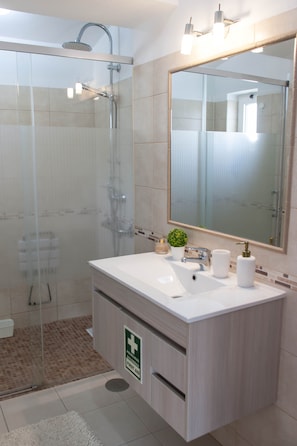 Shower, hair dryer, towels, soap - Casa Canina - Beach Holiday (Albufeira)