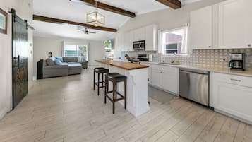 Comedor y isla de cocina