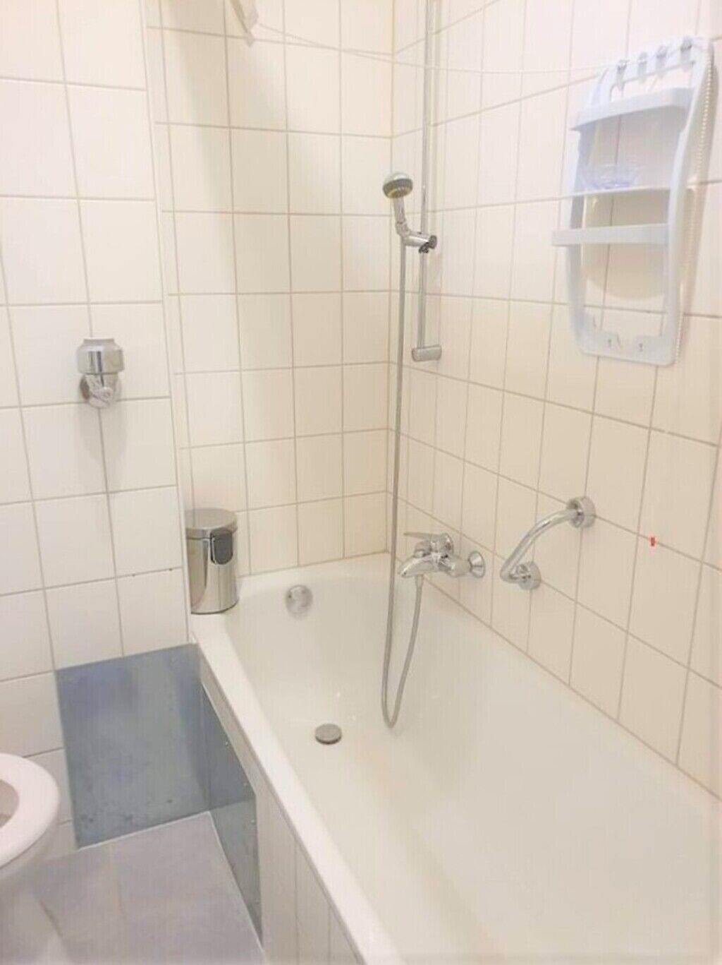 Badewanne, Haartrockner, Handtücher, Seife