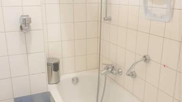 Badewanne, Haartrockner, Handtücher, Seife